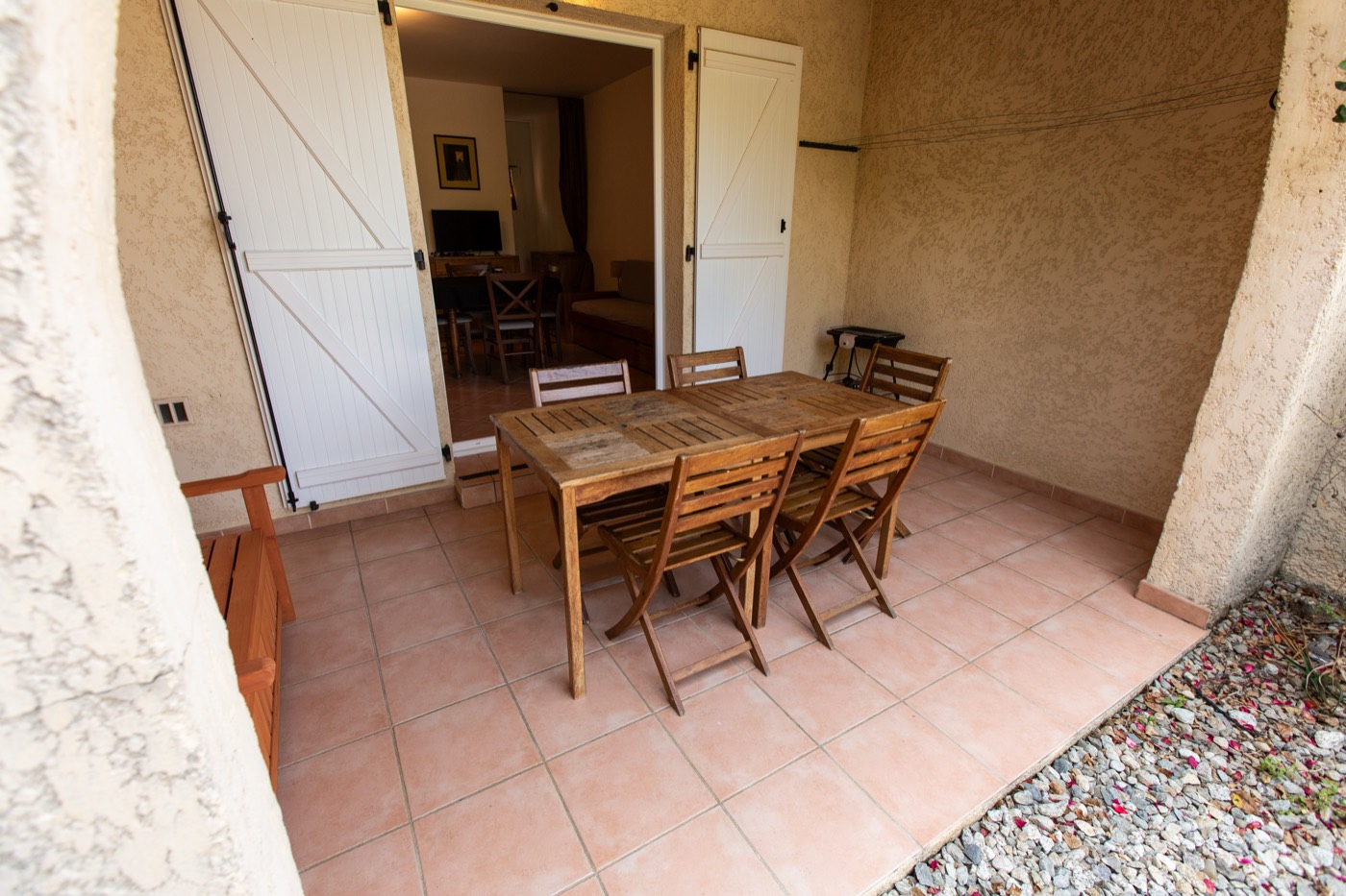 Terrasse voûtée en pierre d'un gîte 2 épis